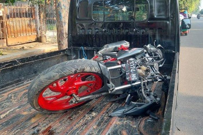Honda CB150R remuk usai tabrak truk parkir di bahu jalan