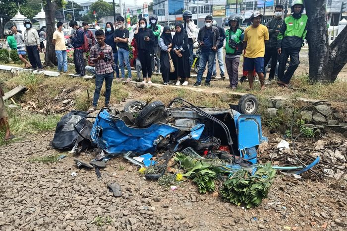 Bajaj tertabrak kereta di Bulak Kapal, Bekasi