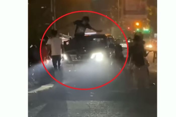 Rekaman video saat massa menghancurkan Nissan Terra berserta pengemudi seorang mahasiswa setelah dikejar dari BSD Serpong, Tangsel hingga Parung, Bogor