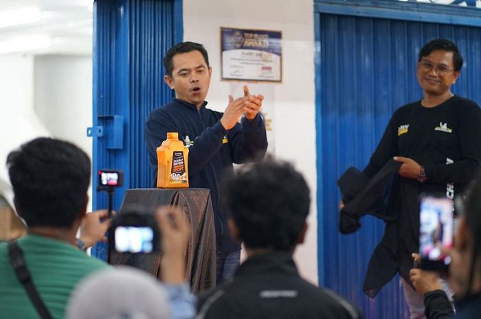 Soft Launching X-TEN Double Ester Premium Sport Inovasi Otomotif Karya Anak Bangsa di Planet Ban Ampenan Lombok.