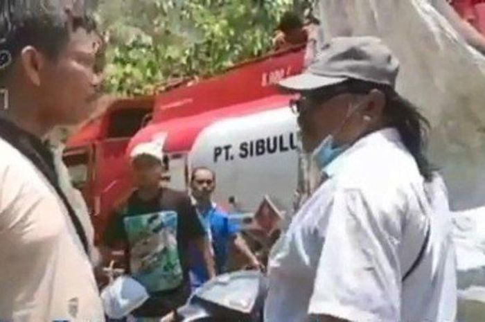 Truk pengangkut BBM terekam kamera berada di tengah hutan dan semak-semak, diduga ada aktivitas ilegal pencurian minyak 