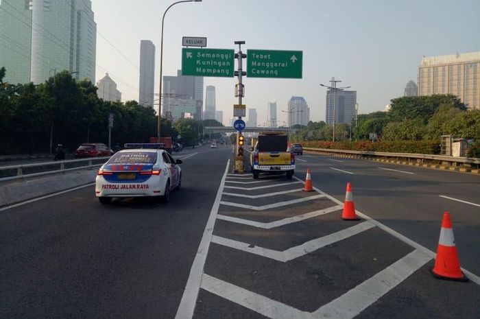 Contoh marka chevron di jalan tol