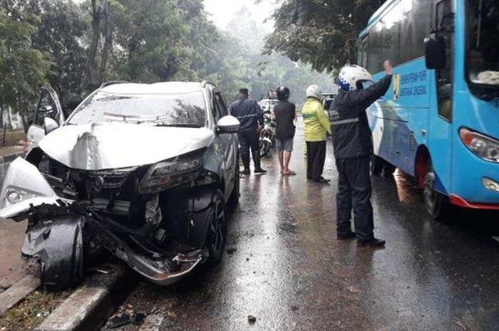 Kondisi Toyota Rush yang nyangkut di beton median jalan