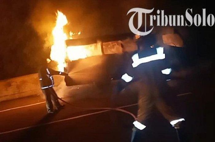 Kendaraan travel terbakar hebat di Tol Semarang-Solo