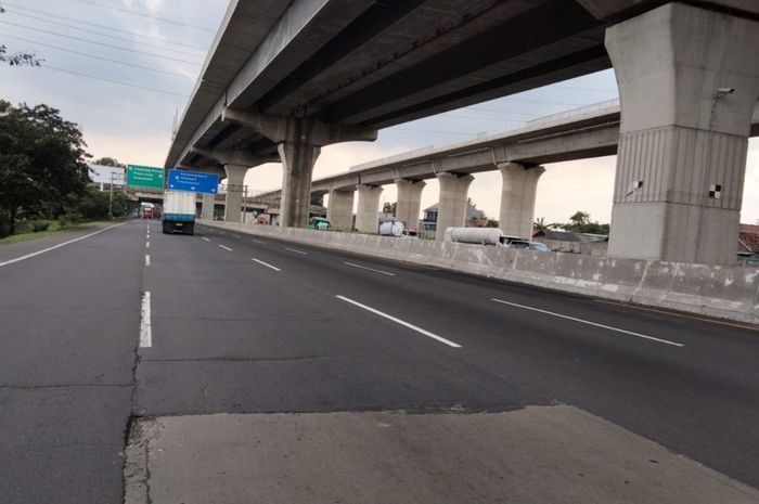 Jasa Marga Lakukan Pekerjaan Rekonstruksi Rigid Pavement di Ruas Jalan Tol Jakarta-Cikampek.