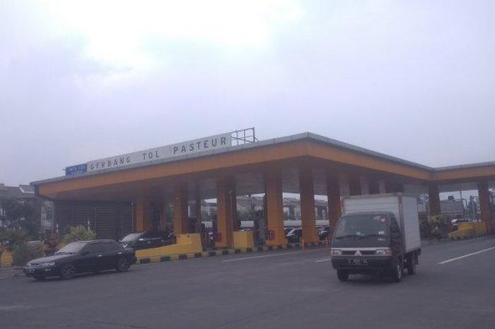 Arus lalu lintas di GT Pasteur saat aturan ganjil genap ditiadakan, Sabtu (26/03/2022).