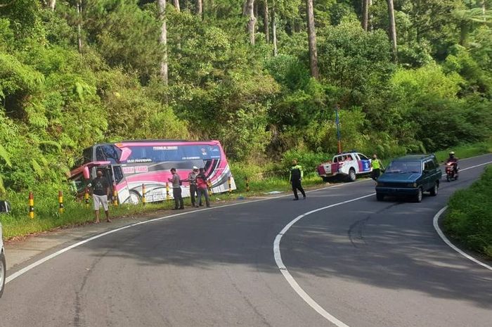 Bus pariwisata rebahan di jalur maut Tawangmangu-Sarangan