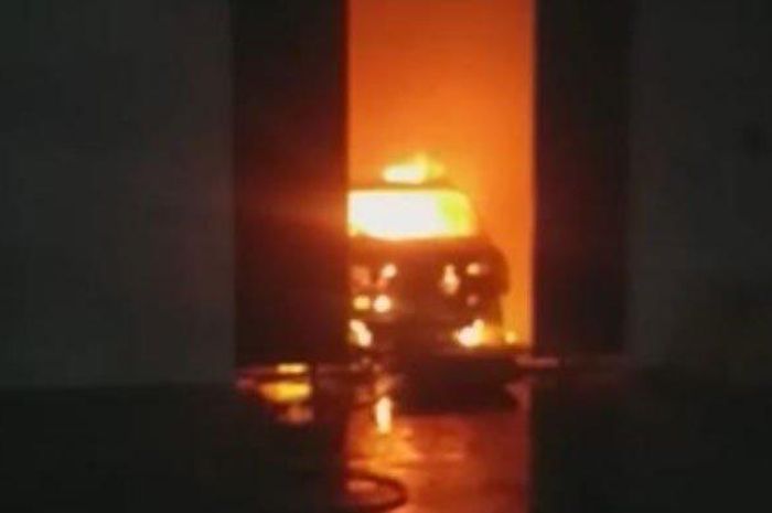 Kijang Innova Reborn hangus dilalap si jago merah