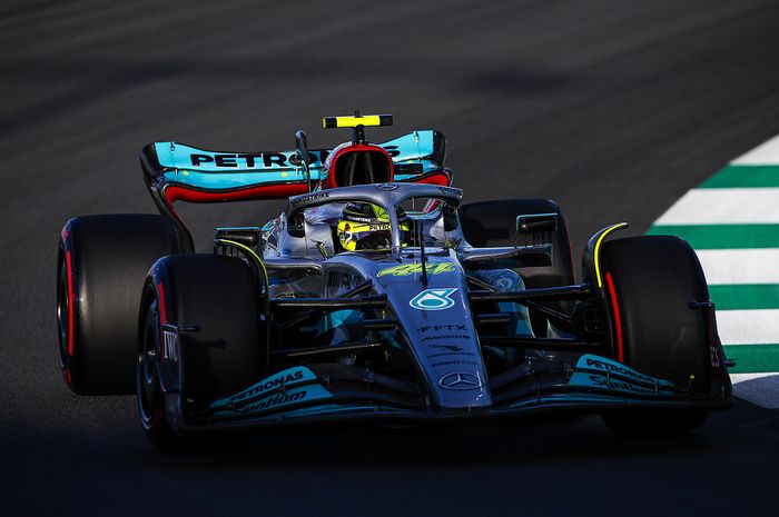 Mercedes W13 besutan Lewis Hamilton masih mengalami porpoising yang berdampak performanya sangat buruk di kualifikasi F1 Arab Saudi 2022.