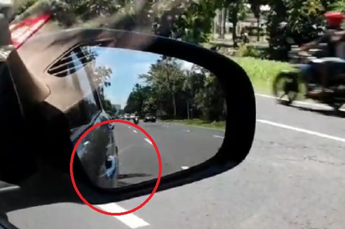 3 Tips Efektif Atur Kaca Spion Cukup Melihat Handle Pintu Mobil