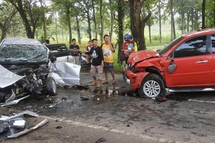 Kondisi Toyota Avanza dan Mitsubishi Strada Triton usai adu kepala di jalan Parengan-Jatirogo, desa Parangbatu, Parengan, Tuban, Jawa Timur