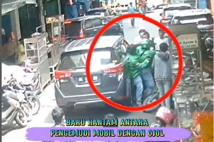 Rekaman video pengendara ojek online tonjoki pengemudi Toyota Kijang Innova di Jl Selat Panjang, Medan Kota, Medan, Sumatera Utara
