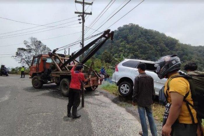 Toyota Avanza diderek usai terjungkal ke jurang di Penatapan, Berastagi, Karo, Sumut
