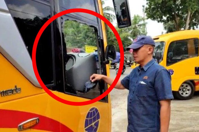 Kabag Humas dan Prokompim Pemkab Banyumas, Deskart Djatmiko saat menunjukkan kondisi kaca Bus yang dipecah, pada Sabtu (26/3/2022).