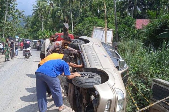 Toyota Kijang Krista terjungkal di atas jembatan Way Gebang, Teluk Pandan, Pesawaran, Lampung