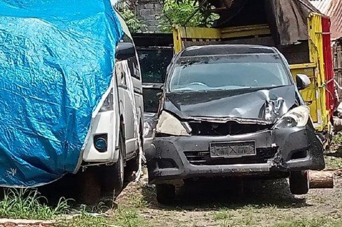 Kondisi Toyota Kijang Innova group band D'Masiv usai kecelakaan tunggal di Asembagus, Situbondo, Jawa Timur