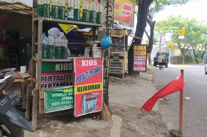 Kios bensin kejujuran milik mbah Minto di Jl Silayur, Ngaliyan, kota Semarang, Jawa Tengah