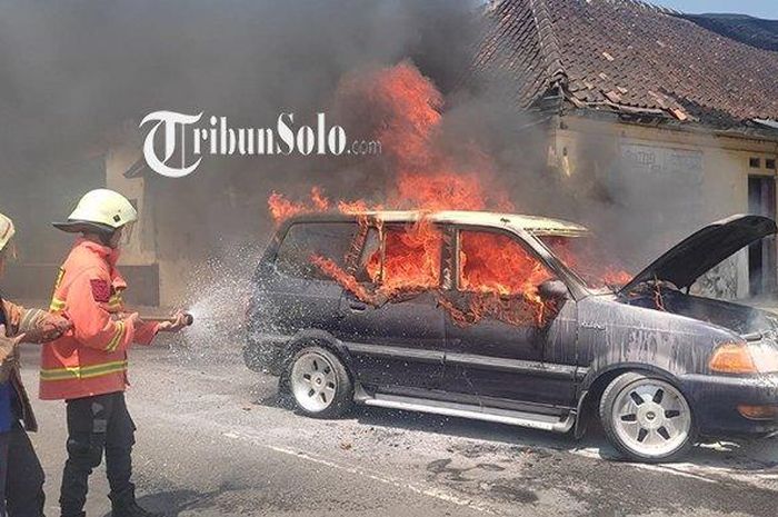 Toyota Kijang kapsul hangus terbakar diduga karena overheat
