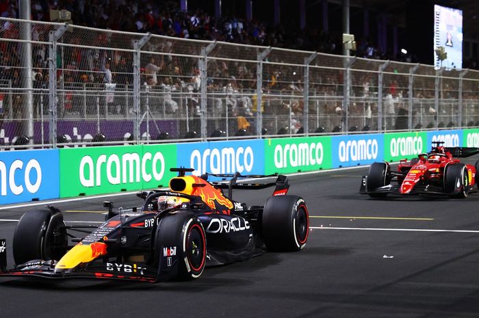 Max Verstappen curi posisi pertama dari Charles Leclerc pada penghujung balapan F1 Arab Saudi di sirkuit Jeddah.