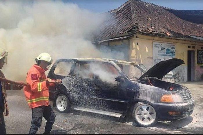 Kondisi Toyota Kijang terbakar di Kecamatan Jaten, Kabupaten Karanganyar, Senin (28/3/2022). 