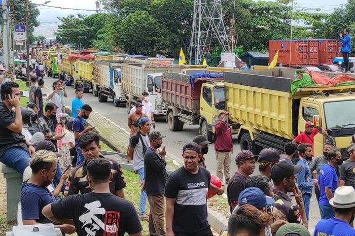 Aksi para sopir truk dan mahasiswa pada Rabu (23/3) saat mendemo Pertamina terkait solar langka(KOMPAS.COM/Ahmad Riyadi)