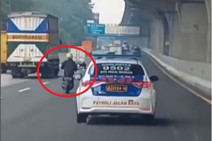 Rekaman video pengendara Yamaha Mio M3 dikejar mobil PJR Polisi di KM 33 tol Jakarta-Cikampek, Cibatu, Cikarang Selatan