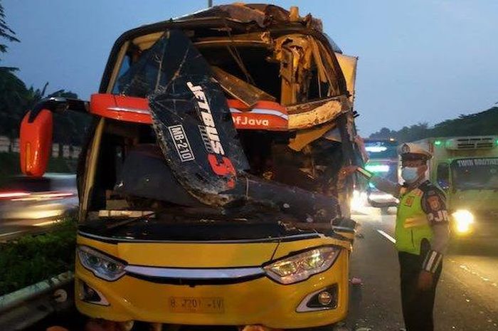 Bus dan truk terlibat kecelakaan Tol JORR KM 42.200 B Cikunir arah Jatiasih wilayah Bekasi Kota.