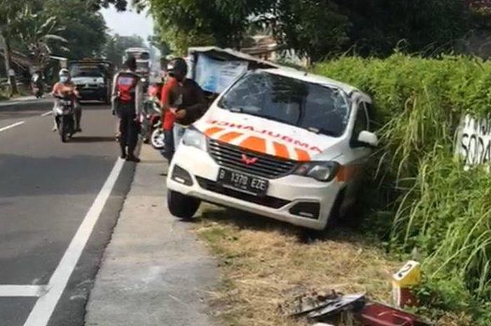 Wuling Formo ambulans terguling di Sleman, Yogyakarta