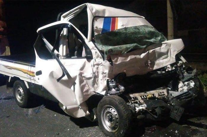 Daihatsu Gran Max yang terlibat kecelakaan dengan truk dan renggut pasangan suami istri