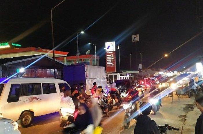Antrean mobil dan truk yang hendak isi Solar di SPBU Pertamina Jl Sengeda, Takengon, Aceh Tengah, (28/3/22).