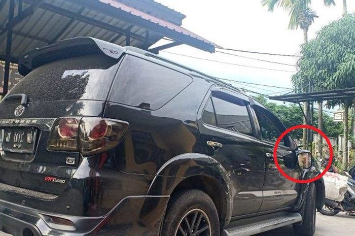Tampak spion Toyota Fortuner patah usai ditabrak pemuda yang tengah kejar maling motor di Samarinda Ulu, Samarinda, Kaltim