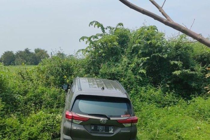 Daihatsu Terios terperosok ke semak belukar di ruas tol Waru-Porong, Sidoarjo, Jawa Timur