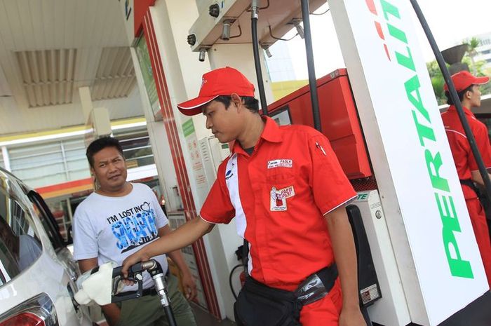 Ilustrasi, petugas SPBU Pertamina melayani pembeli  