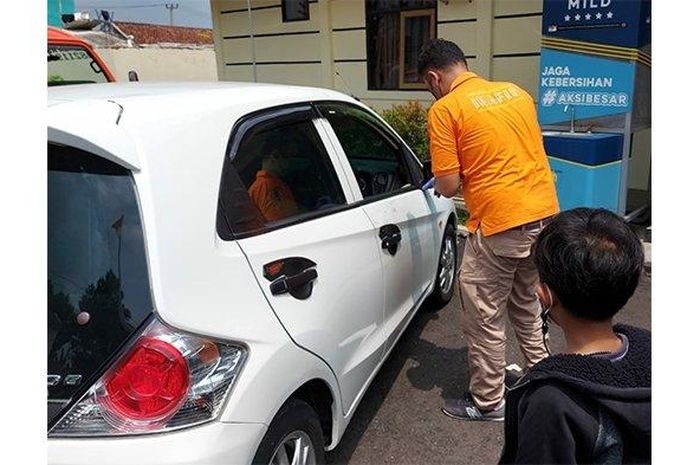 Uang tunai Rp 140 juta di kabin Honda Brio lenyap setelah maling memecah kaca pintu bagian pengemudi