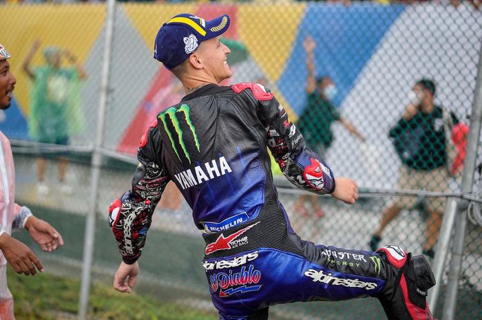 Fabio Quartararo ketika melempar sarung tangan ke tribun penonton di MotoGP Indonesia 2022 (20/3)