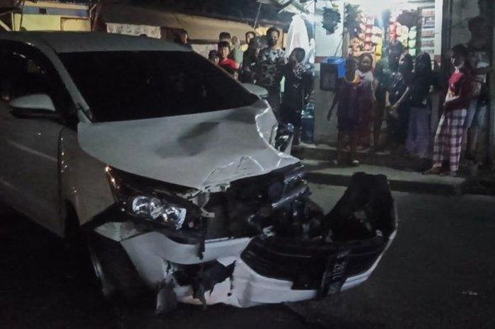 Kondisi Toyota Kijang Innova berisi pasutri setelah ditebas kereta api di perlintasan Jl Budi Mulia, Pademangan, Jakarta Utara, (29/3/22)