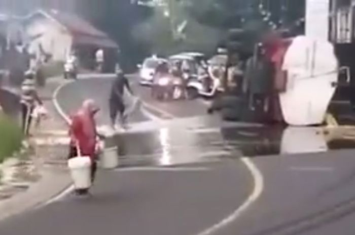 Tumpahan 14.000 liter minyak goreng dari truk tangki yang terguling jadi rebutan warga di Cipaku, Ciamis, Jawa Barat