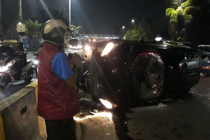 Tabrak beton pembatas, Toyota Sienta terguling di Jl Mayjen Sutoyo, Kramat Jati, Jakarta Timur, (29/3/22)