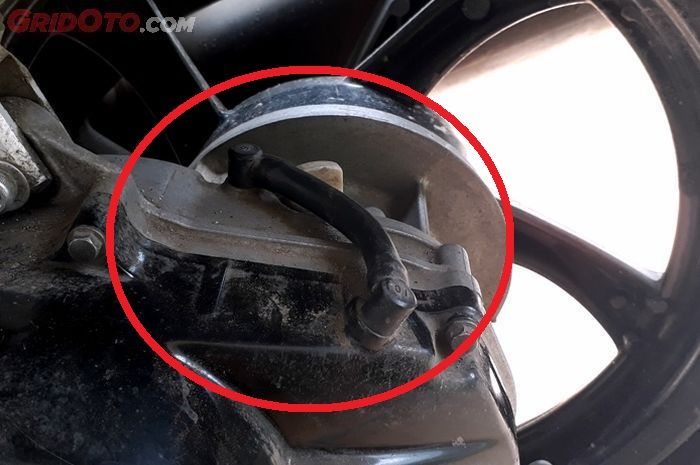 Girboks motor matik bisa ambyar gara-gara slang kecil dekat CVT ini sobek, jangan anggap sepele.