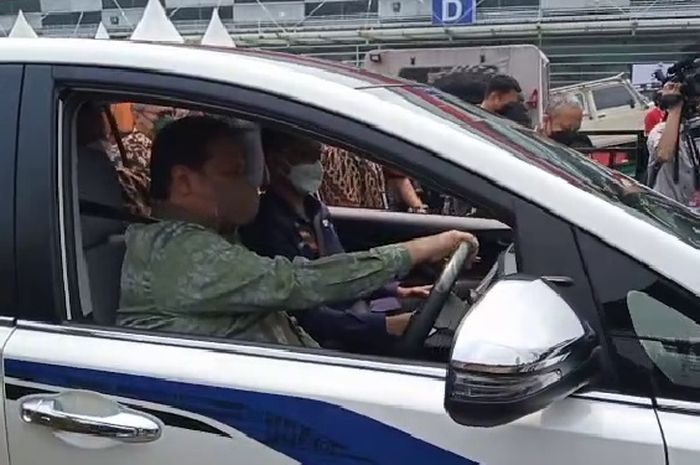 Menko Airlangga mencoba Toyota Kijang Innova EV Concept