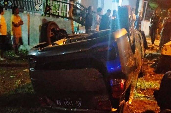 Mobil Honda Mobilio terguling usai menabrak tiang PJU dan rumah warga di Jalan Raya Ngantru Kabupaten Tulungagung. 