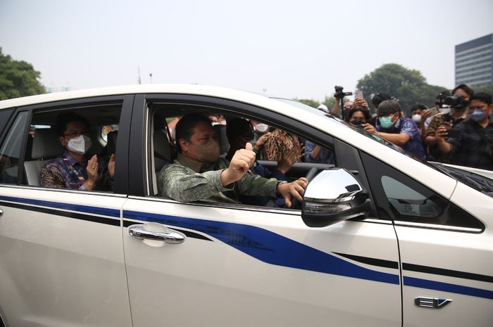 Di ajang Indonesia International Motor Show (IIMS) Hybrid 2022, Menteri Koordinator Bidang Perekonomian Airlangga Hartarto menjajal langsung Toyota Kijang Innova EV Concept