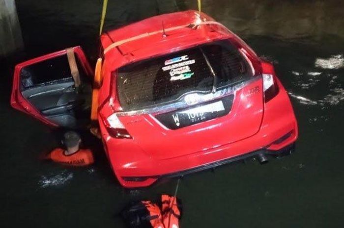 Gara-gara sopirnya mengantuk, sebuah Honda Jazz tercebur di sungai.