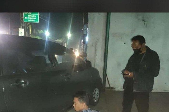 Toyota Avanza yang selamat dari maling modus pecah kaca setelah Polisi tembakan pistol ke udara di Jl Setiabudi, Pamulang,  Tangerang Selatan