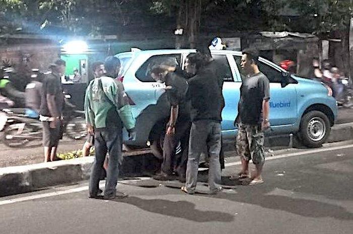 Taksi blue bird B 1267 BUC mengalami kecelakaan tunggal saat melintas di Jalan Palmerah menuju Rawa Belong, Kecamatan Tanah Abang, Jakarta Pusat pada Kamis (31/3/2022).