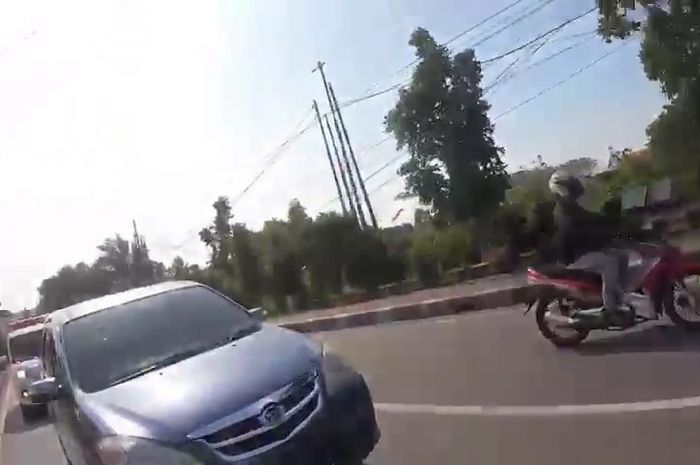 Tangkapan layar video Daihatsu Xenia yang halangi ambulans di Cikarang.