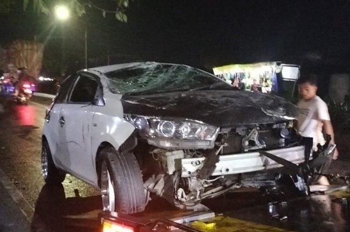 Kondisi Toyota Yaris warna putih dengan nopol AD 1476 HP yang menabrak median jalan di Jalan Solo-Tawangmangu, tepatnya di depan SPBU Dagen, Jum'at (1/4/2022) malam.