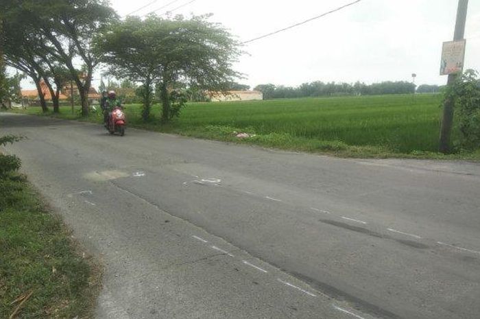 Petugas Unit Laka Satlantas Polres Mojokarto mengamankan kendaraan sepeda motor milik pelajar yang terlibat kecelakaan di Jalan Raya, Desa Sadar Tengah, Kecamatan Mojoanyar, Kabupaten Mojokerto (2/4/2022). 