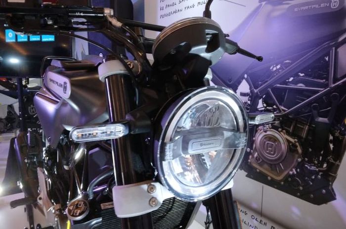 Penampakan headlamp scramber 250 cc baru Husqvarna yang diluncurkan di Indonesia saat IIMS 2022.