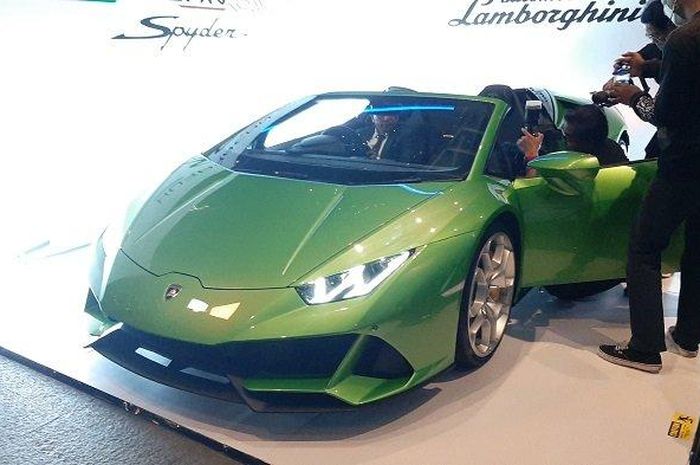 Hotman Paris Hutapea, menaiki Lamborghini Huracan Evo Spyder yang ia beli secara cash dengan kisaran Rp 12 miliar. 